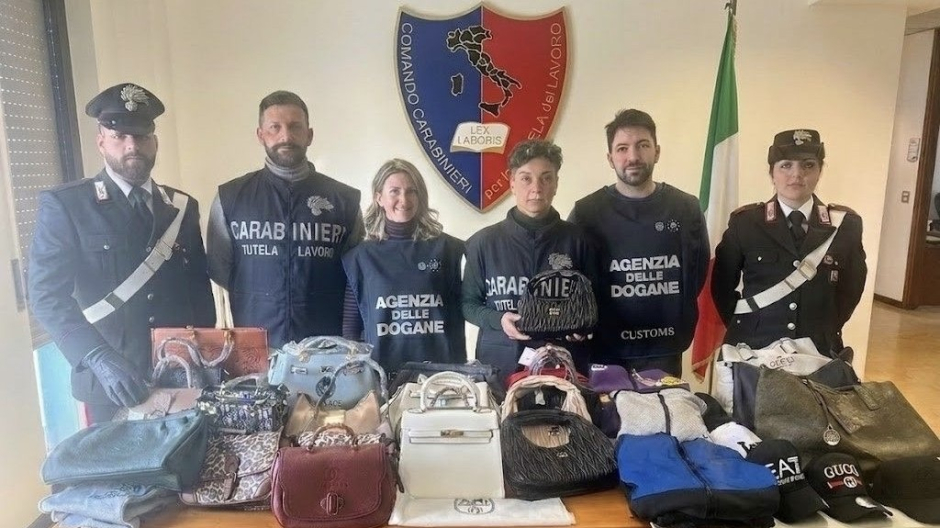 Novara, sequestrata merce ritenuta contraffatta e accertato impiego irregolare 